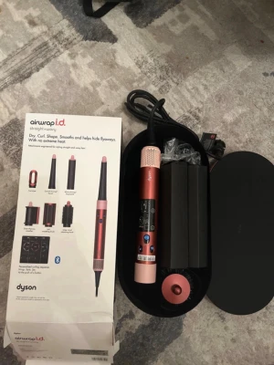 Dyson airwrap complete long  - Hej jag säljer min helt nya dyson conplete long hår styling produkt. Den är riktigt bra och funkar till allt 