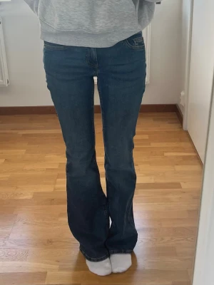 Lågmidjade jeans - Skit snygga lågmidjade jeans från only i jätte bra skick!! Storlex xs och längd 32. (Stretchiga)❤️