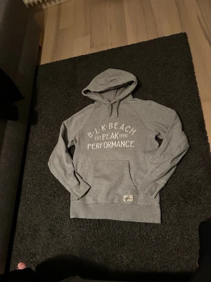 Grå hoodie från Peak Performance - Säljer en grå hoodie från Peak Performance toppskick inga skavanker storlek S. Lite tjockare material passar dig som är ca 175-185