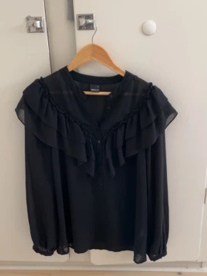 Svart volangblus från Gina tricot  - Stilren svart blus från Gina tricot. Jag säljer den för 150kr🫶🏻