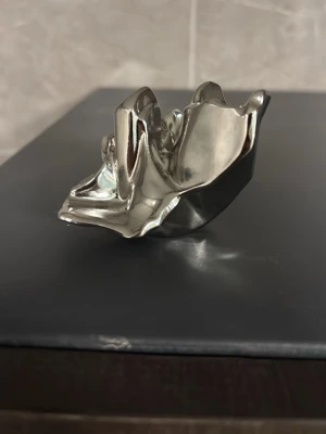 Silvrig magnetisk lock från Louis vuitton symphony  - Säljer den för jag tappa min symphony på golvet men locket är oskadad