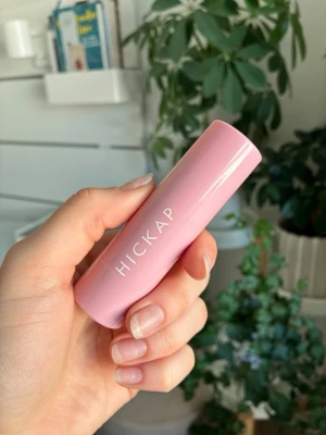 Highlighterstick från Hickap - Säljer ett highlighterstick från Hickap i en stilren, ljusrosa hylsa. Pyttelite använd (se bild 3)!!  Superfin varm guldig glittrig färg, perfekt för våren som närmar sig 
