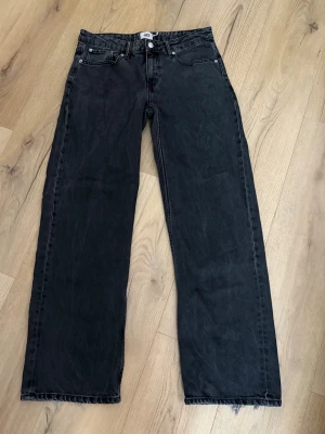 Svarta raka jeans  - Säljer ett par svarta jeans  med rak passform och låg midja. 
