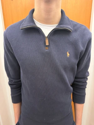 Ralph Lauren Quarter / Half Zip - Tjeneritz! Säljer denna stilrena quarter / half zipen från Ralph Lauren! Den är i storlek S och i toppskick! givetvis äkta, kolla bara sista bilden. Tveka inte att kontakta vid frågor eller funderingar!