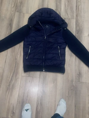 Mörkblå cardigan från vonroe - Snygg mörkblå cardigan från vonroe med avtagbar huva. Stilren, passar till allt väldigt trendig , Andvänd ett par fåtalgånger, kan gå ner i pris, kan gå med att byta mot nåt om nån har nåt intressant, kan lägga pengar imellan ny pris på jackan 1499  har kvitto och allt kvar. Ställ gärna frågor