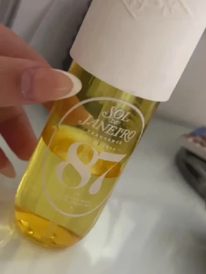 Sol de Janeiro 87 Parfym Mist - Fragrance mist från Sol de Janeiro, 87. med modern design och ungdomlig känsla. Perfekt att ha med i väskan för en snabb uppfräschning när du är på språng. Något mindre än halva kvar. Perfekt för dig som gillar fräscha och tropiska dofter. Perfekt nu till sommarn