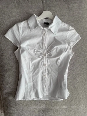 Kortärmad topp - Endast använd 1 gång, så den är som ny 🌸 Liten i storlek