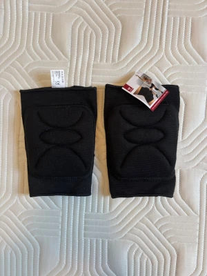Nya knäskydd från Rumpf - Knäskydd från Rumpf, oanvända med prislapp kvar. perfekta för sporter som volleyboll eller dans. De har vadderad framsida för extra skydd och är tillverkade i stretchigt material för bra passform. 