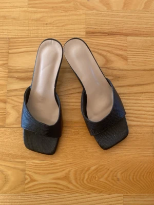 Klackskor  - Använda ett fåtal gånger, i fint skick. 