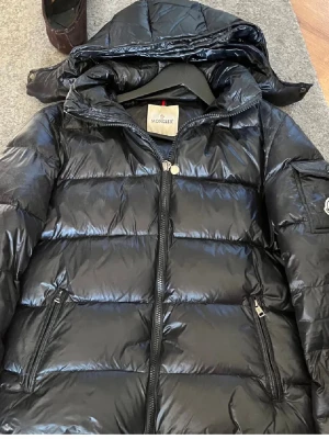 Svart dunjacka från Moncler - Säljer denna Maya jackan då den inte används längre kan ej 100% garantera äktigheten men den är väldigt bra gjort om den inte är äkta, hör gärna av er!