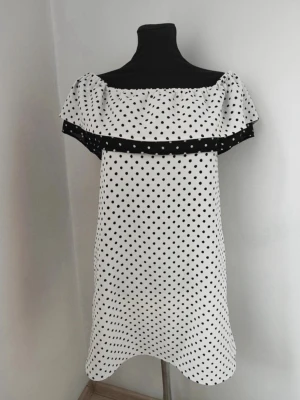 Prickig Zara klänning - Superfin prickig miniklänning med volang! Klänningen har även fickor. Från en gammal kollektion så den säljs inte längre 💗 Fast pris på denna!  Kika gärna in mina andra plagg, vill få bort så mycket som möjligt 🥂