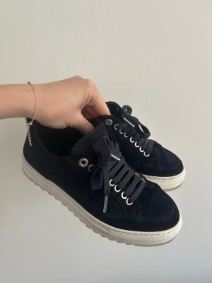 Marinblå sneakers  - Sneakers från Mason Garments, modell Tia i färgen Navy.  Skorna är endast använda 2 gånger och är i mycket fint skick. Äkta läder. Nypris: 3100kr  Lyxiga, stilrena sneakers av hög kvalitet, perfekta både till vardag och mer uppklädda outfits.