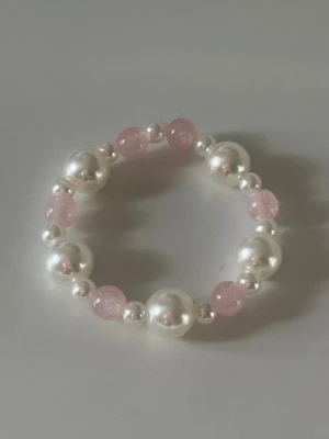 Handgjort pärlarmband - Handgjort pärlarmband med med glittrande rosa pärlor. Nytt och oanvänt!