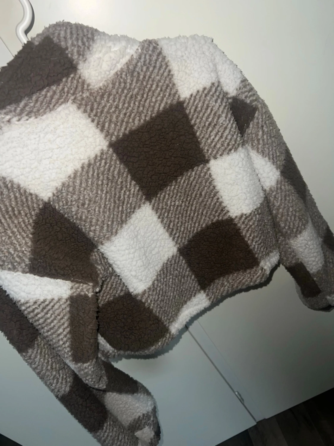 Brunvitrutig teddyjacka med dragkedja - 2