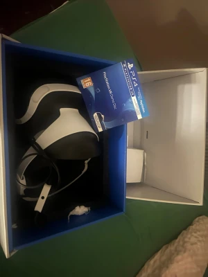 PlayStation VR-glasögon till PS4 - PlayStation VR-glasögon från Sony till PS4. Snygg design i svart och vitt med justerbart huvudband och mjuka kuddar för bekväm passform. Perfekt för att uppleva VR-spel på din PlayStation. Levereras i originalkartong. Användt endast ett par gånger 