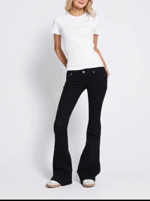 Svarta lågmidjade  jeans  - Säljer ett par nya svarta bootcut jeans med lågmidja, prislappen finns kvar!! Skriv för fler bilder 💕