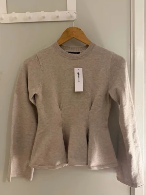 Peplumtröja Gina Tricot - Supersnygg , oanvänd med prislapp kvar 