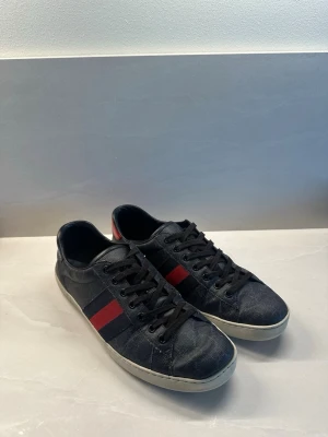 Gucci ace skor - Säljer dessa riktigt snygga Gucci ace skor i storlek UK 9 vilket motsvarar 43 och i skick 9/10! Orginal pris - 8400kr Vårat pris - 2699kr! Priset är ej hugget i sten🙌 Skriv vid minsta lilla fundering🙌