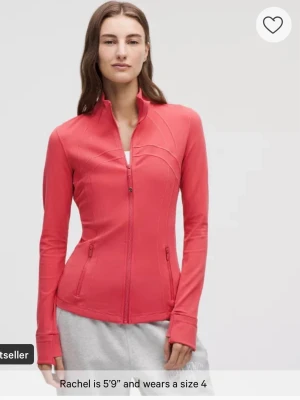 Rosa lululemon define jacket - Säljs ej längre och är väldigt eftertraktad. Storlek 4 och endast använd en gång!
