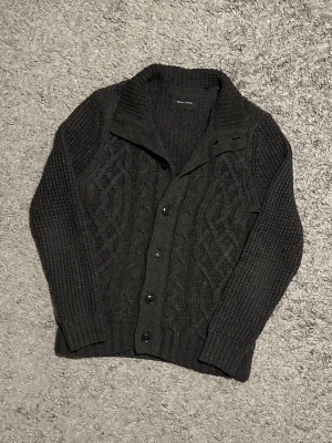 Stickad Cardigan  - Säljer nu en riktigt snygg stickad cardigan med snyggt ribbat mönster. Den har en zip och är i svart färg. Inga defekter - 9/10 skick. Skriv vid intresse! Pris kan sjävklart diskuteras ✌️
