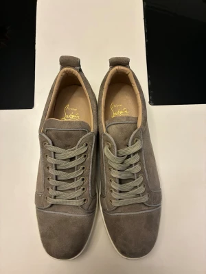 Louboutin skor - Säljer mina helt nya christian louboutin skor i storlek 44 pga behöver lite pengar till min student.