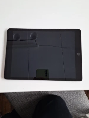 Apple iPad med svart front och stallet följare med - Säljer en Apple iPad med svart front och baksida i rymdgrå aluminium. Surfplattan har en stor pekskärm och den klassiska Apple-loggan på baksidan. Perfekt för surf, spel och streaming. Enkel och stilren design som passar alla. och priset kan sänka vid snabb affärer.