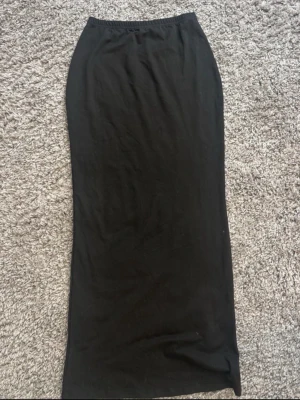 Långkjol - Aldrig använd men bra längd på mig som är ca 170lång om jag har den lågmidjad