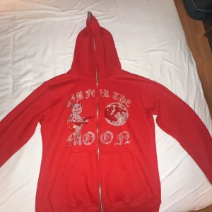 Aim for The Moon Zip-Hoodie - Snygg röd hoodie från Aim for the Moon med dragkedja och tryck på framsidan. Hoodien är sparsamt använd och är i storlek L.