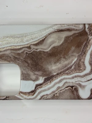 Mobilskal - Mobilskal från ideal of sweden till iPhone 12. Ett antal repor och andra skador på (som ni ser på bilden) annars är det inget fel på den. Säljer då jag inte har den telefonen längre. 