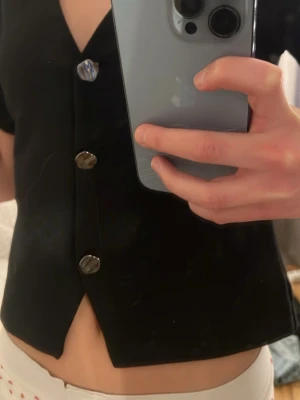 Svart kortärmad blus med knappar❤️ - Stilren svart blus med korta ärmar och djup v-ringning. Super super söt till sommaren o hösten! ❤️❤️ jätte skönt material och knappast använd! 