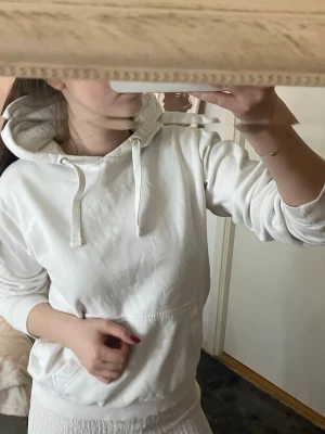 Hoodie - Använda litegrann men bra skick💕💕 Kontakta mig för fler bilder🤗🤗