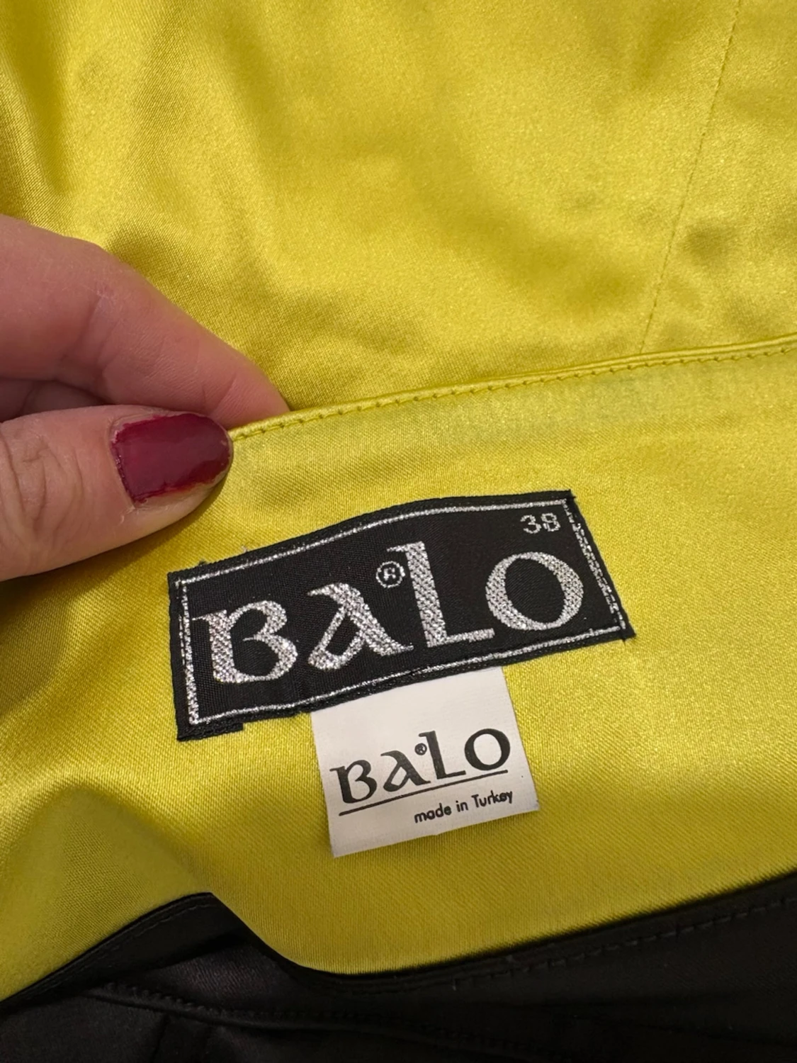 Gul axelbandslös klänning från Balo - 1