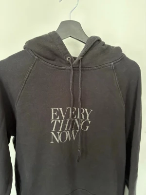 Saint Laurent Hoodie  - Säljer en ovanlig Saint Laurent hoodie med ett coolt print! Bra skick, skriv vid frågor