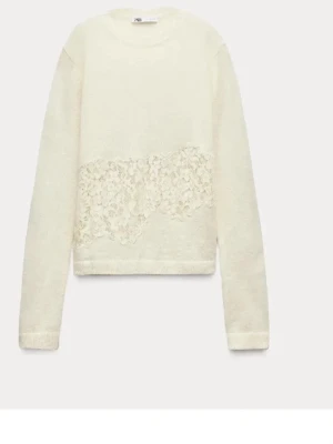 Vit stickad tröja med spetsdetalj - Säljer en krämvit stickad tröja från Zara med rund halsringning och lång ärm. Tröjan har en snygg spetsdetalj framtill som ger en unik touch. Perfekt för dig som gillar stilrena plagg med det lilla extra.