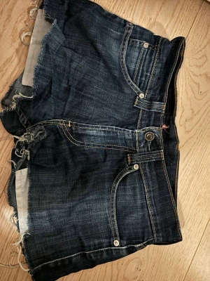 Lågmidjade jeansshorts Levis  - Lågmidjade jeansshorts från Levis med snygga fickor💘