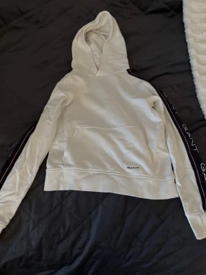 Hoodie  - Fin hoodie som knappt är använd och är i ett mycket bra skick 