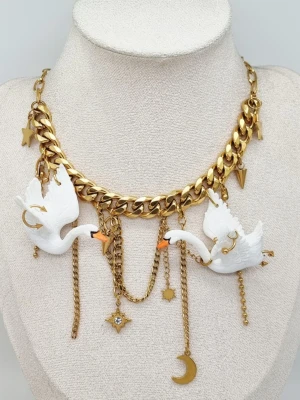 Stilfullt handgjort halsband  - Material-rostfritt stål och plast 