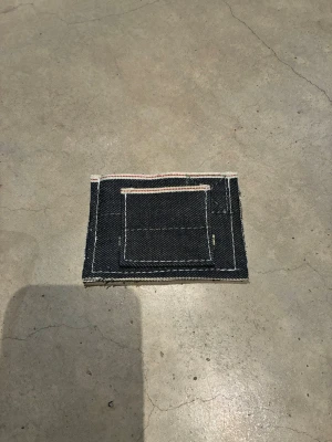 Selvedgeplånbok -  Handsydd plånbok i vintage jeans. Varje exemplar är unikt med snygga detaljer. Plånboken håller flera kort utan att dem åker ut. Små variationer i färg och struktur visar på plaggets tidigare historia💙  Tiktok: Jeanius.bc