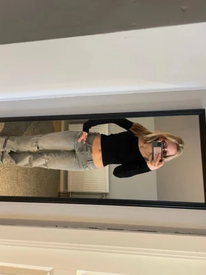 Svart croppad långärmad topp - Säljer en svart croppad topp med lång ärm och tight passform. Den är off shoulder. Toppen har en enkel och stilren design som passar perfekt till jeans eller kjol. Materialet känns mjukt och stretchigt, vilket gör den bekväm att ha på sig hela dagen.💕