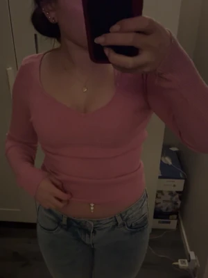 Rosa ribbad långärmad topp - Söt rosa topp med v-ringning och lång ärm. Toppen är ribbad och har en tight passform som framhäver figuren. PRIS KAN DISKUTERAS!💞