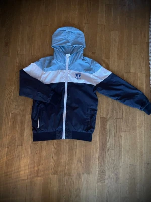 Malmö FF windbreaker - Schysst Malmö FF windbreaker från MFF shoppen! Tillverkas inte längre, perfekt till vår sesongen. Pris och andra frågor kan diskuteras via dm. 