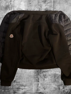 Moncler cardigan - Sliten på insidan så skriv till mig för bilder, ingen skada på utsidan annars!