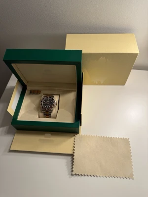Automatisk Herr Klocka - Helt ny och oanvänd lyxklocka med automatiskt urverk, safirglas, vattentålig och gjord i rostfritt 916Tl stål. Box och putsduk ingår. 