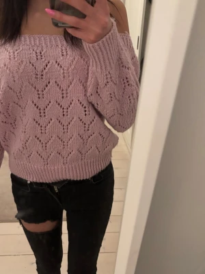 Svarta ripped jeans med hål på knät - Säljer ett par svarta jeans med stora slitningar och hål över ena knät. Jeansen har en klassisk femficksmodell och dragkedja fram. Perfekta för dig som gillar en edgy och trendig stil.