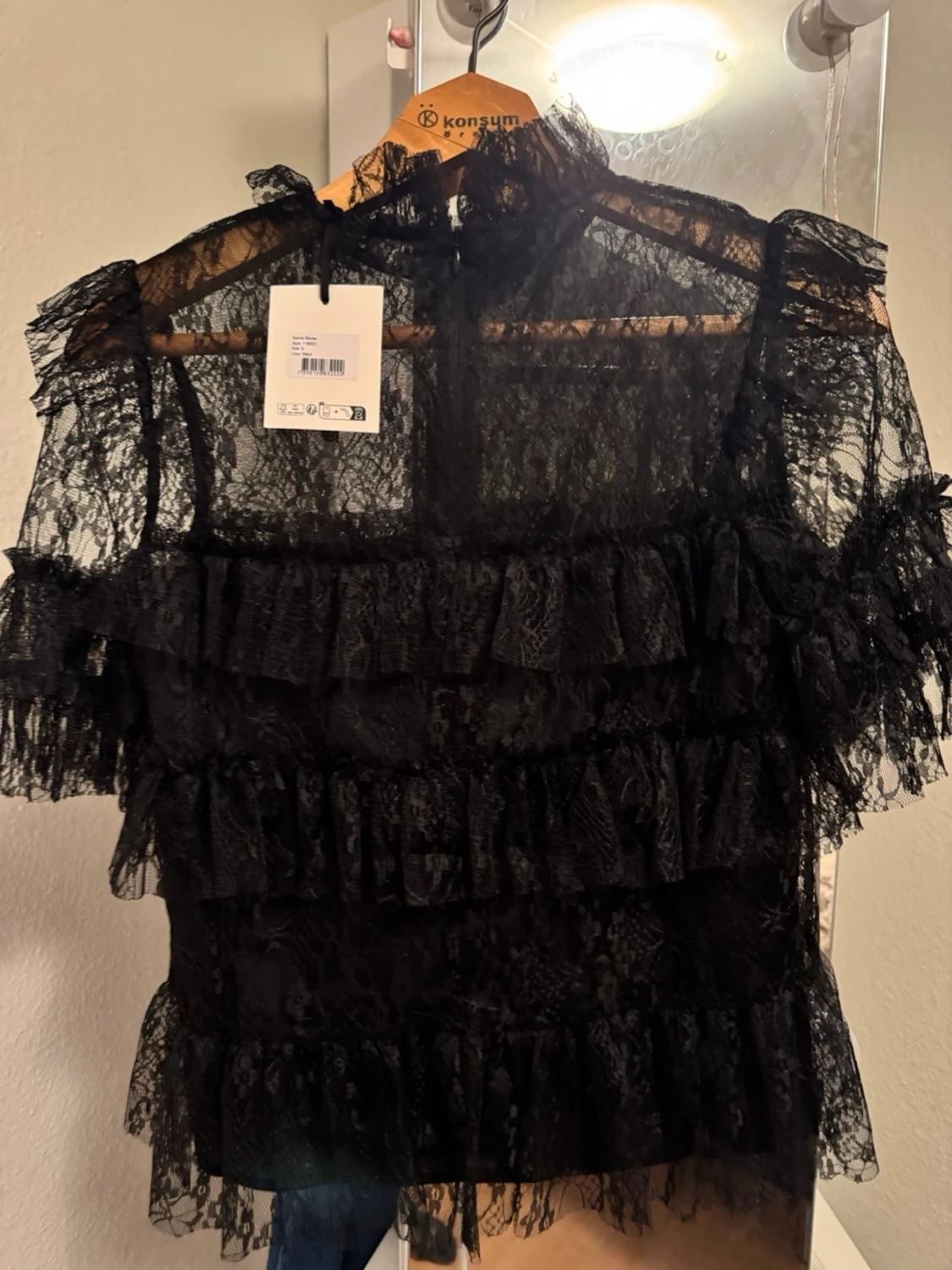 Svart spetsblus med volanger - 2
