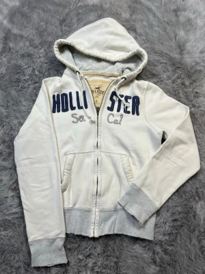 Hollister hoodie - Säljer denna sällsynta och mycket eftertraktade Hollister hoodie | Storlek S | Skick 9/10 | Vid eventuella frågor hör gärna av dig och erbjuder bra pris vid köp av bundle 😁✅