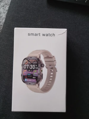 Beige smartklocka med sportigt armband - Snygg beige smartklocka med fyrkantig display och silikonarmband. Klockan har färgskärm med flera funktioner som stegräknare, pulsmätare och notiser. Passar perfekt för dig som vill ha koll på både träning och vardag direkt på handleden.