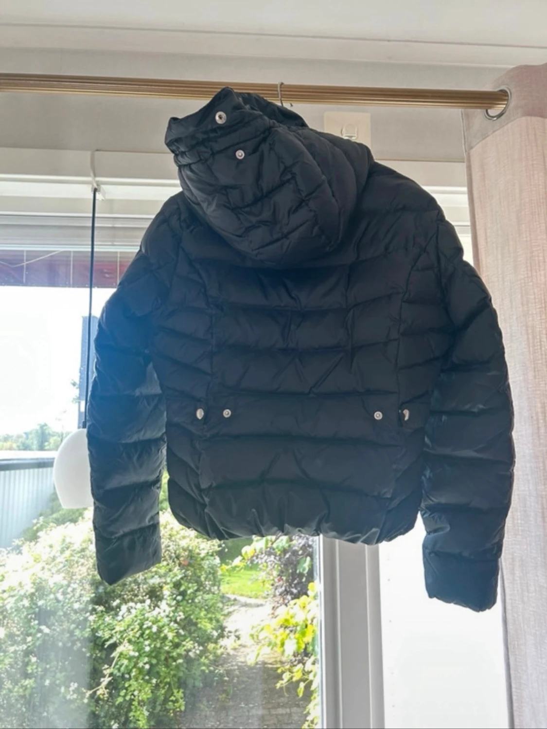 Svart kort pufferjacka med huva - 1