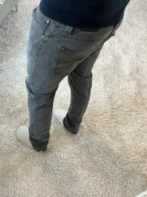 Nudie jeans Grim Tim  - Nudie Jeans | skick 9/10 | Storlek 34/32 sitter som 33/32 | Pris - 549kr | Modellen är ca 179cm lång | Hör av dig vid minsta fråga eller fundering!!