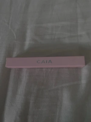 CAIA ögonskuggsstick i rosa hylsa - Säljer en ögonskuggsstick från CAIA i en stilren, ljusrosa hylsa. Produkten har en smidig pennform som gör den enkel att applicera direkt på ögonlocket. Perfekt för dig som gillar smidiga och snygga sminkprodukter. Färgen är Snow Spice💞